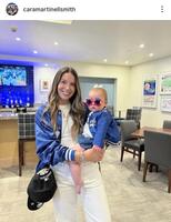 　スミスの妻・カラさんと次女・レイトンちゃん。カラさんのインスタグラム（ｃａｒａｍａｒｔｉｎｅｌｌｓｍｉｔｈ）より