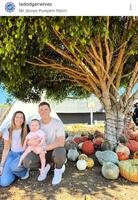 　記念撮影するスミス一家。ドジャーワイブスのインスタグラム（ｌａｄｏｄｇｅｒｗｉｖｅｓ）より 