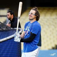 　打撃練習前に笑みを浮かべるキケ・ヘルナンデス（ロサンゼルス・ドジャース提供）