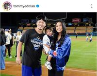 　試合後、記念撮影するエドマン一家。エドマンのインスタグラム（ｔｏｍｍｙｅｄｍａｎ）より