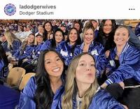 　スタンドに勢ぞろいしたドジャース奥さま会。公式インスタグラム＠ｌａｄｏｄｇｅｒｗｉｖｅｓ（１０月１９日付）より