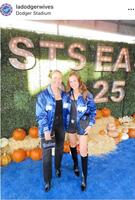 　スコット夫人（右）も。ドジャース奥さま会の公式インスタグラム＠ｌａｄｏｄｇｅｒｗｉｖｅｓ（１０月１９日付）より