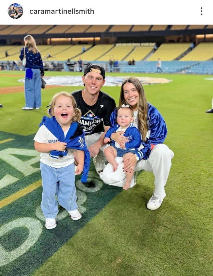 　記念撮影するスミス一家。カラさんのインスタグラム（ｃａｒａｍａｒｔｉｎｅｌｌｓｍｉｔｈ）より