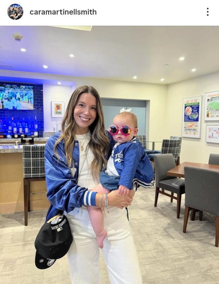 　スミスの妻・カラさんと次女・レイトンちゃん。カラさんのインスタグラム（ｃａｒａｍａｒｔｉｎｅｌｌｓｍｉｔｈ）より