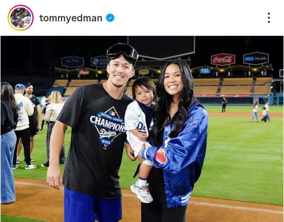 　試合後、記念撮影するエドマン一家。エドマンのインスタグラム（ｔｏｍｍｙｅｄｍａｎ）より