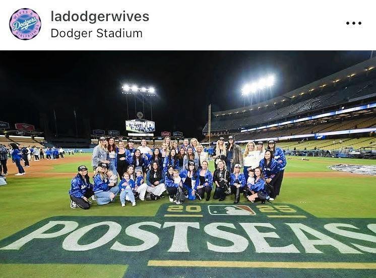 　ドジャース奥さま会の公式インスタグラム＠ｌａｄｏｄｇｅｒｗｉｖｅｓ（１０月１８日付）より