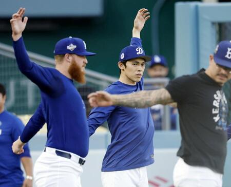 　調整するドジャース・佐々木（中央）＝共同