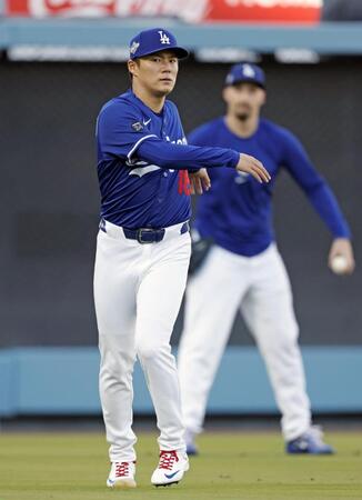 　調整するドジャース・山本（共同）