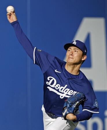 　キャッチボールするドジャース・山本（共同）