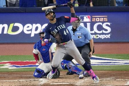 　ブルージェイズ戦の３回、本塁打を放つマリナーズのロドリゲス（ＡＰ＝共同）