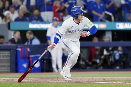 　マリナーズ戦の１回、同点打を放つブルージェイズのバーショ（ゲッティ＝共同）