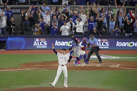 　リーグ優勝を決め、喜ぶブルージェイズのホフマン（手前）＝ゲッティ＝共同