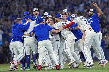 　リーグ優勝を決め、喜ぶブルージェイズの選手たち（ゲッティ＝共同）