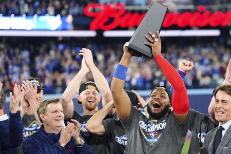 　リーグ優勝決定シリーズのＭＶＰに選ばれ、トロフィーを掲げるブルージェイズのゲレロ（カナディアンプレス提供・ＡＰ＝共同）