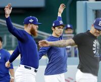 　調整するドジャース・佐々木（中央）＝共同