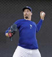 　キャッチボールするドジャースのスネル（共同）