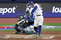 　マリナーズ戦の７回、逆転３ランを放つブルージェイズのスプリンガー（ＡＰ＝共同）