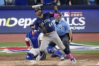 　ブルージェイズ戦の３回、本塁打を放つマリナーズのロドリゲス（ＡＰ＝共同）