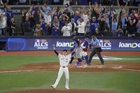 　リーグ優勝を決め、喜ぶブルージェイズのホフマン（手前）＝ゲッティ＝共同