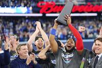 　リーグ優勝決定シリーズのＭＶＰに選ばれ、トロフィーを掲げるブルージェイズのゲレロ（カナディアンプレス提供・ＡＰ＝共同）