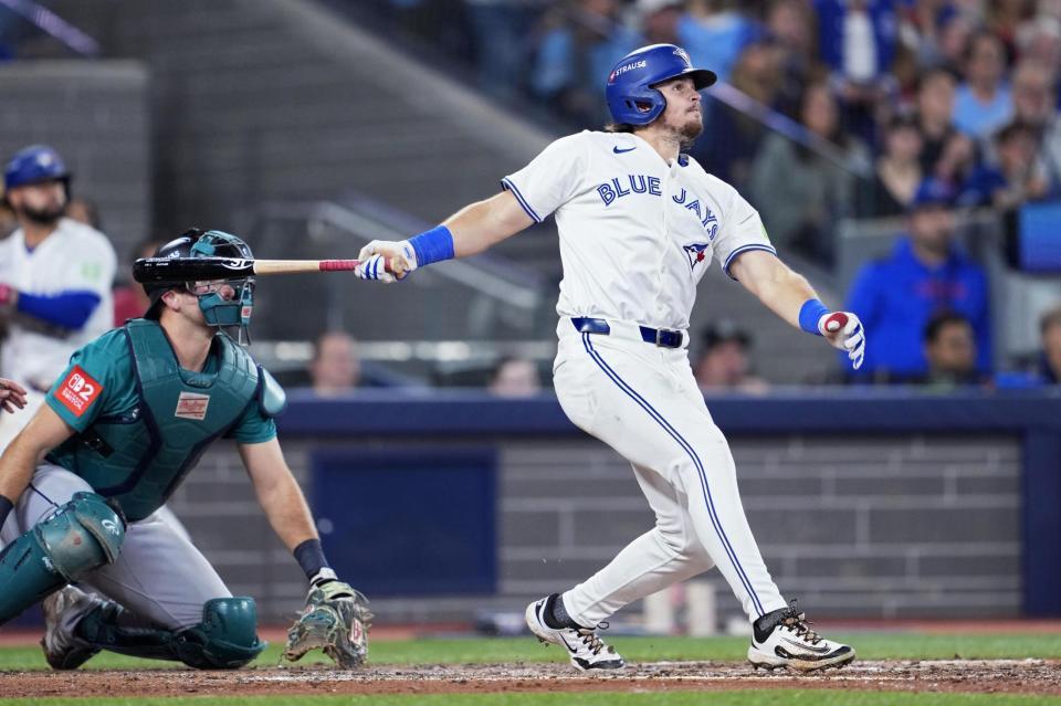 　マリナーズ戦の３回、２ランを放つブルージェイズのバージャー（ゲッティ＝共同）