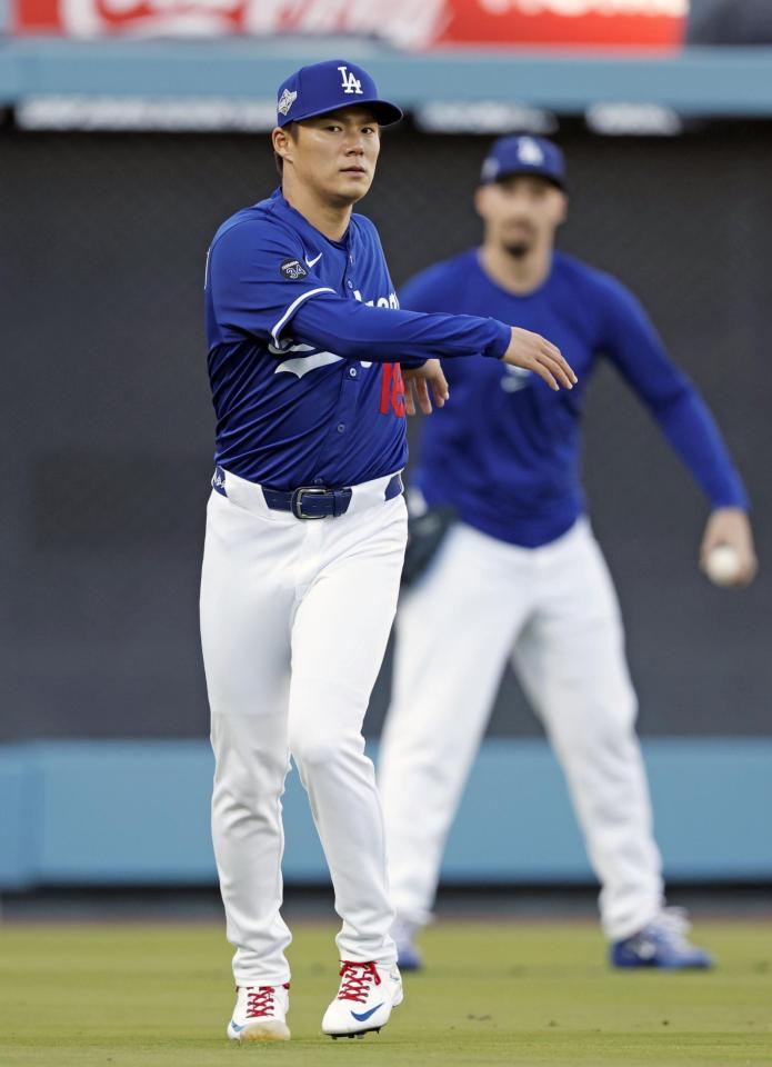 　調整するドジャース・山本（共同）