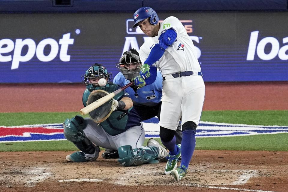 　マリナーズ戦の７回、逆転３ランを放つブルージェイズのスプリンガー（ＡＰ＝共同）