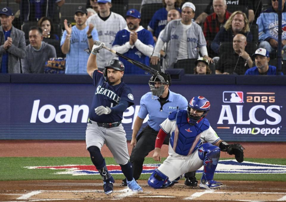 　ブルージェイズ戦の１回、先制打を放つマリナーズのネーラー（イマジンイメージズ・ロイター＝共同）