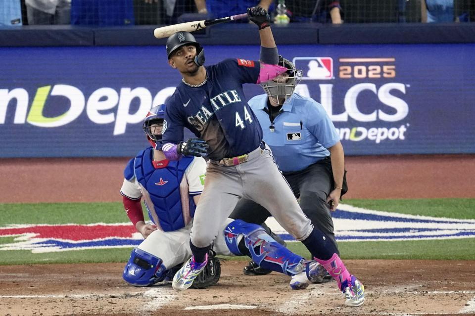 　ブルージェイズ戦の３回、本塁打を放つマリナーズのロドリゲス（ＡＰ＝共同）