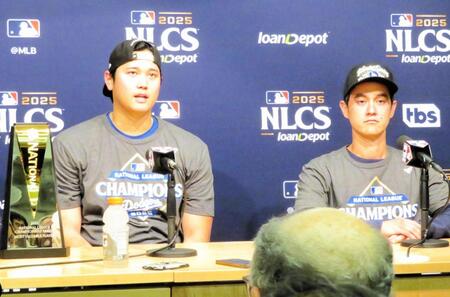 　試合後の記者会見で歴史的パフォーマンスを振り返る大谷翔平、右は通訳のアイアトン氏（撮影・小林信行）