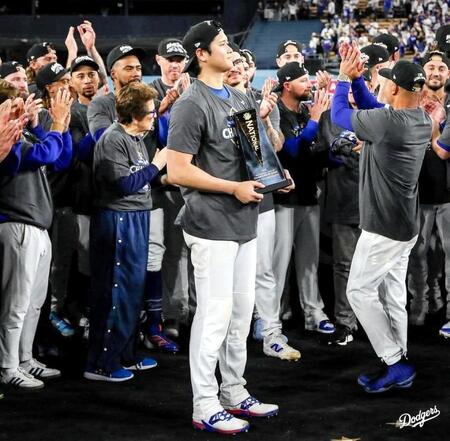 　ナ・リーグ優勝決定シリーズのＭＶＰトロフィーを手にする大谷（ロサンゼルス・ドジャース提供）