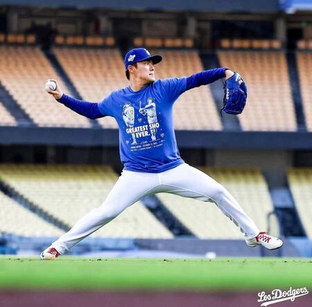 　大谷Ｔシャツを着て練習に臨んだ山本（ロサンゼルス・ドジャース提供）
