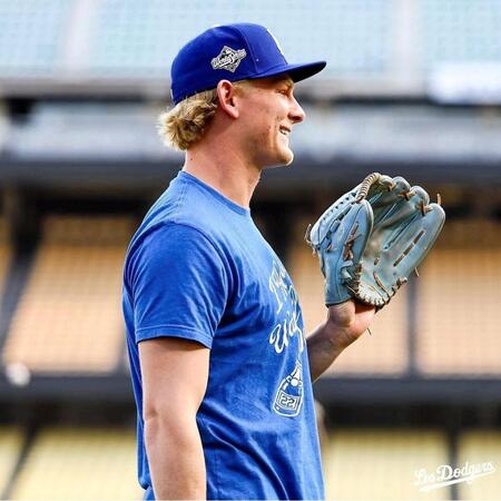 　カーショーのＴシャツを着て練習に臨んだシーハン（ロサンゼルス・ドジャース提供）