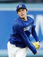 　キャッチボールするドジャース・佐々木
