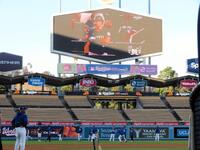 　練習中、大型ビジョンではブルージェイズ-マリナーズの中継を放映（撮影・小林信行）