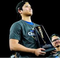 　ナ・リーグ優勝決定シリーズのＭＶＰトロフィーを手にする大谷（ロサンゼルス・ドジャース提供）