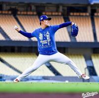 　大谷Ｔシャツを着て練習に臨んだ山本（ロサンゼルス・ドジャース提供）