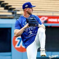 　山本Ｔシャツを着て練習に臨んだカスパリウス（ロサンゼルス・ドジャース提供）