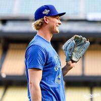 　カーショーのＴシャツを着て練習に臨んだシーハン（ロサンゼルス・ドジャース提供）