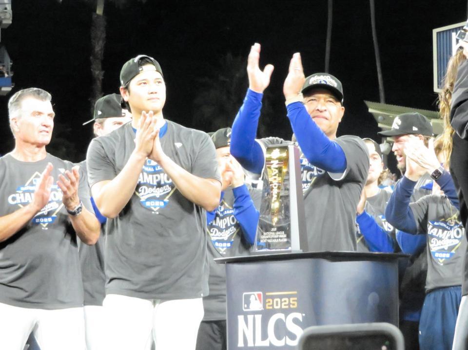 　１７日に大谷（中央左）がナ・リーグ優勝決定ＳのＭＶＰ獲得し、祝福するロバーツ監督（同右）＝撮影・小林信行