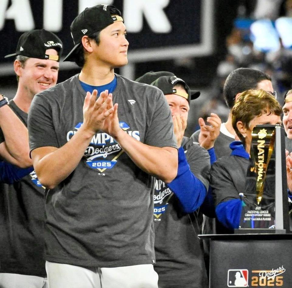 　ナ・リーグ優勝決定シリーズのＭＶＰトロフィーを横に拍手する大谷（ロサンゼルス・ドジャース提供）