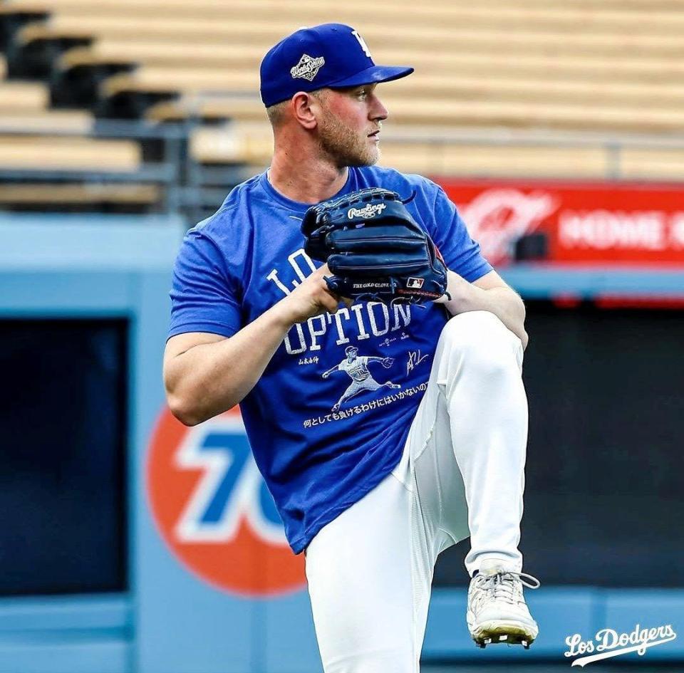 　山本Ｔシャツを着て練習に臨んだカスパリウス（ロサンゼルス・ドジャース提供）