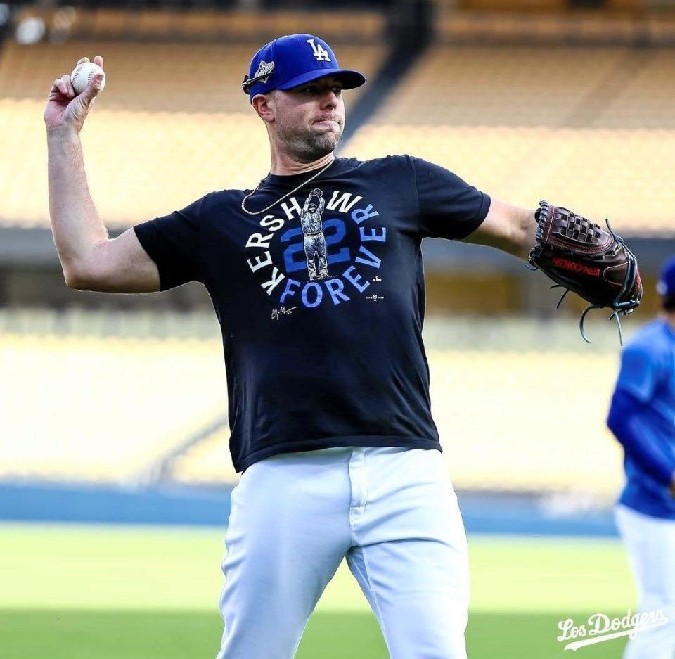 　カーショーのＴシャツを着て練習に臨んだトライネン（ロサンゼルス・ドジャース提供）