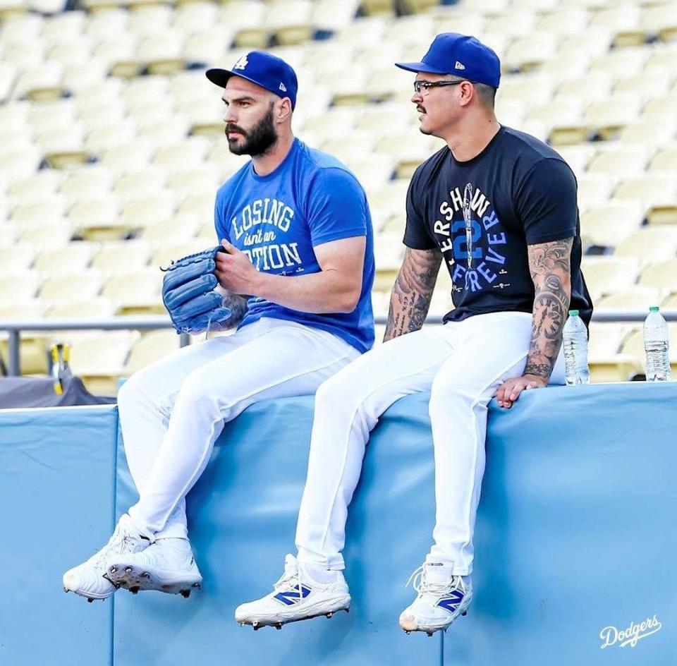 　カーショーのＴシャツを着たバンダと山本のＴシャツを着たスコット（ロサンゼルス・ドジャース提供）