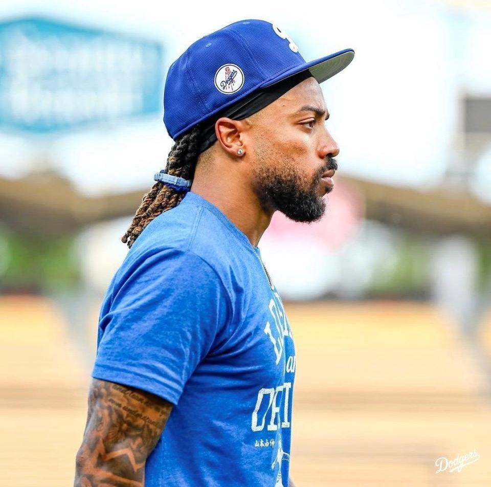 　山本Ｔシャツを着て練習に臨んだディーン（ロサンゼルス・ドジャース提供）