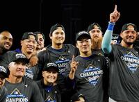 　リーグ優勝を決め、喜ぶドジャースの大谷（中央左）と山本（同右）ら＝１７日（共同）