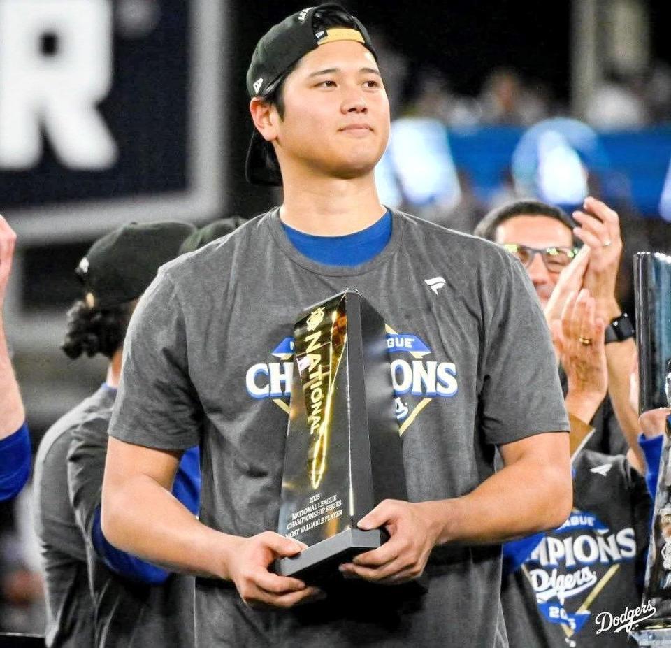 　ナ・リーグ優勝決定シリーズのＭＶＰトロフィーを手にする大谷（ロサンゼルス・ドジャース提供）