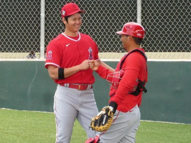 　エンゼルス時代のスズキ氏（右）と大谷（２２年３月撮影）