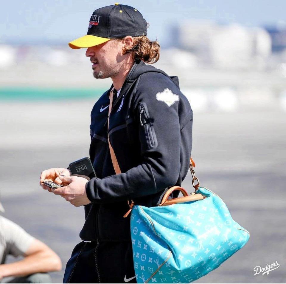 　機内に向かうキケ・ヘルナンデス（ロサンゼルス・ドジャース提供）