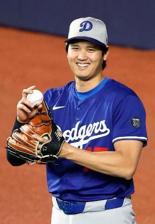 　キャッチボールするドジャース・大谷＝トロント（共同）